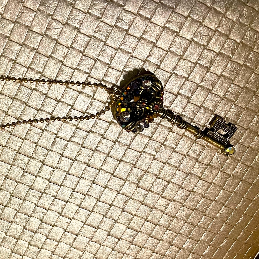 SOLD 🚨 (on another site) Closet sale: jewelry box (jeweled key)